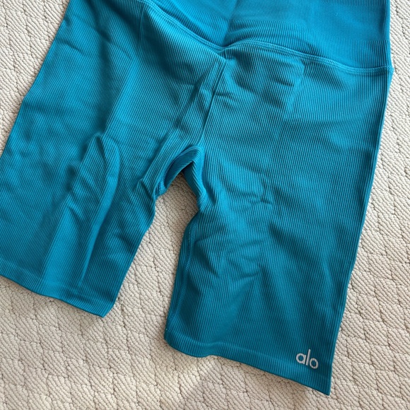 Alo 7” Seamless High-Waist Ribbed Biker Shorts - Picture 2 of 4